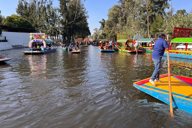 Riding Boats +Warm Mex Food+ Frida Kahlo's neighborhood (private) - Tacos and a drink served on the water