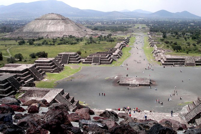 Small Group: Teotihuacan Pyramids and Shrine of Guadalupe with Lunch - Reading the Avenue of the Dead and temple complex