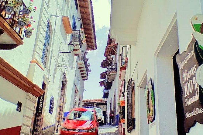 Small Group: The Magical Colonial Towns of Taxco and Cuernavaca - The road to Taxco and the change in mood