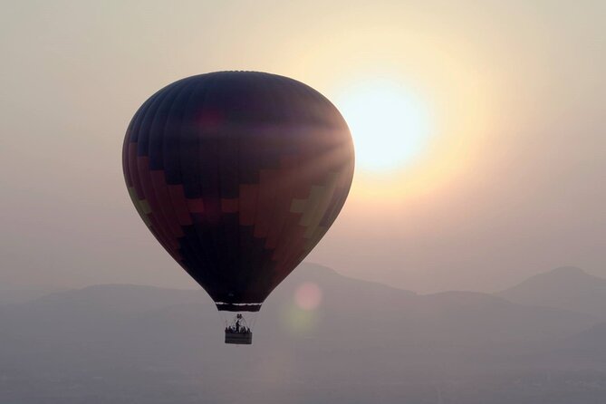 Sunrise HotAir Balloon Adventure Over Teotihuacan's Pyramids - Who will enjoy this morning most