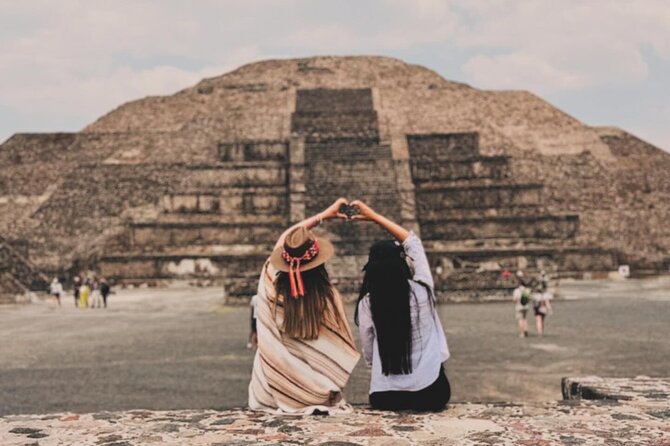 Teotihuacan balloon flight with cave breakfast + pyramids - Breakfast in a cave or on a terrace