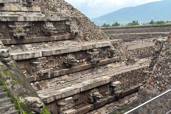 Teotihuacan without obligatory stops. No shops or restaurants. - The Quetzalcoatl area and the smaller structures