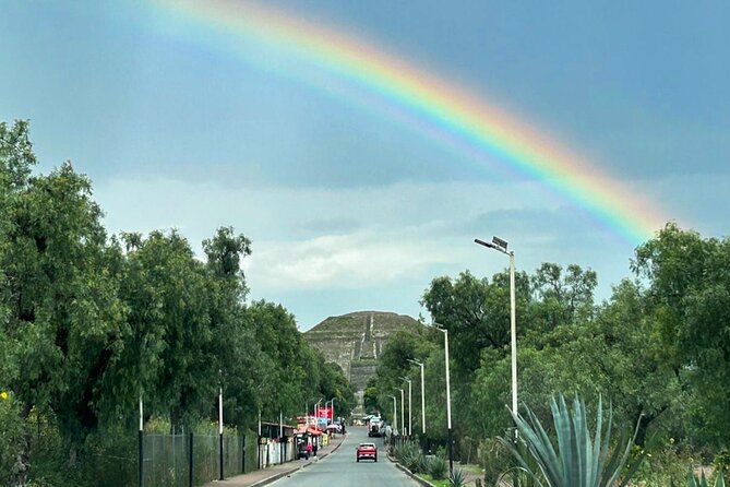 Teotihuacan without obligatory stops. No shops or restaurants. - The guides make the biggest difference