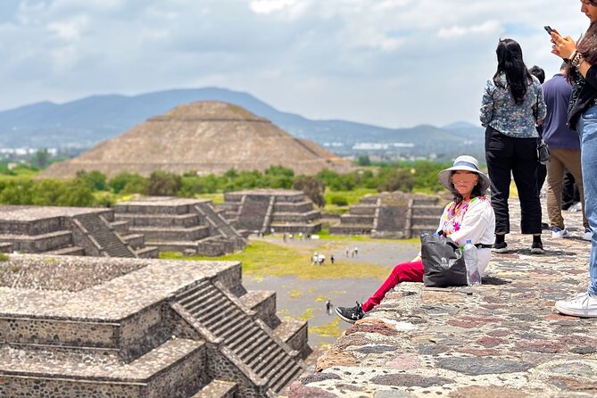 Teotihuacan without obligatory stops. No shops or restaurants. - Entering the Avenue of the Dead