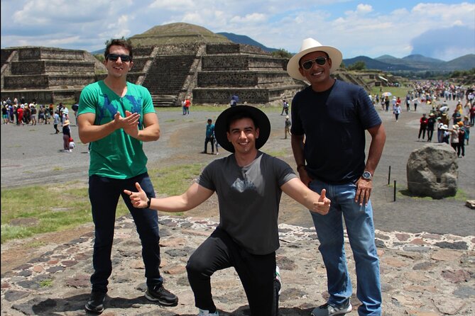 The best tour to Teotihuacán from Mexico City - The first stop: mezcal, tequila, and local stones