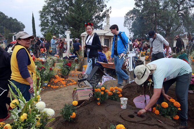 The real "Dia de muertos" tour in Mixquic + secret cemetery - Who should book this experience?
