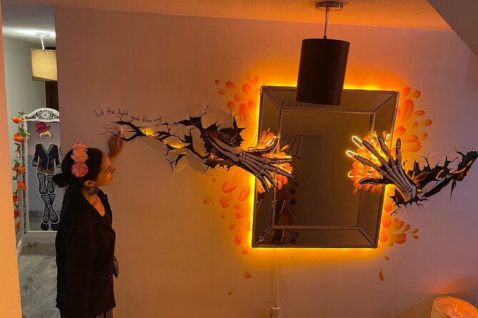 Tour cultural e inmersivo en Casa Dia de Muertos - Entering the house and seeing the offering