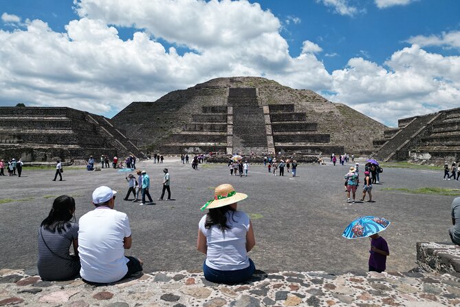 Tour to Teotihuacan with visit to ancient caves and CDMX transportation - The main event: two hours among the pyramids