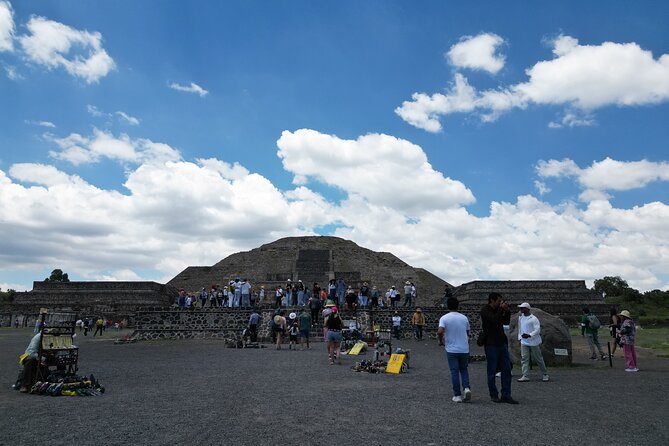 Tour to Teotihuacan with visit to ancient caves and CDMX transportation - How the guiding can shape your experience