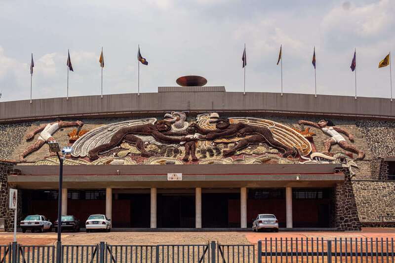 UNAM: Murals & Revolution - Language choices and guide style