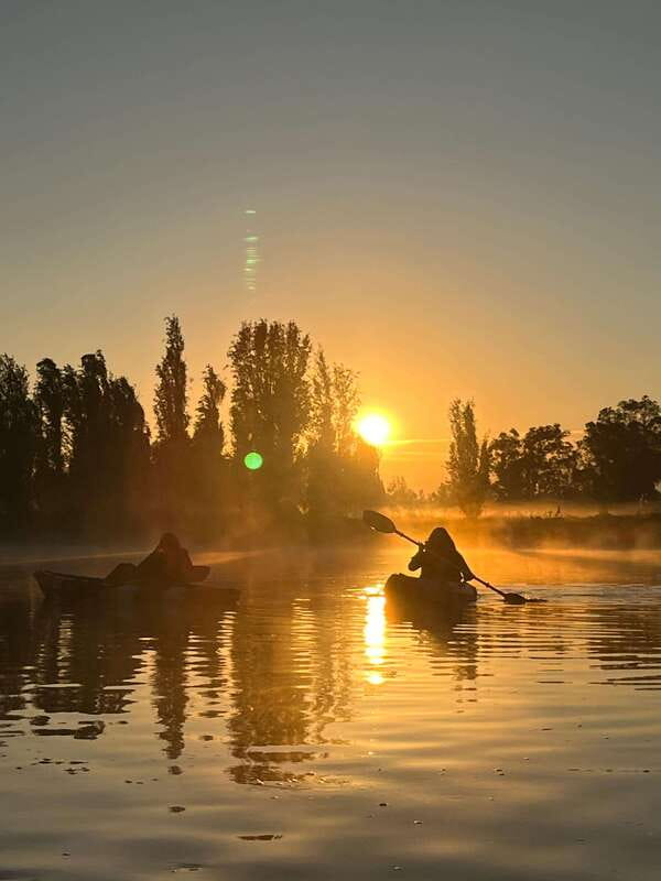 Xochimilco: amanecer en kayak Ciudad de México - Getting into the kayak safely