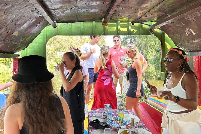 Xochimilco BOAT LIGHT PARTY WITH 1 DRINK AND 4 TAQUITOES + 18 - Music, company, and the social mood