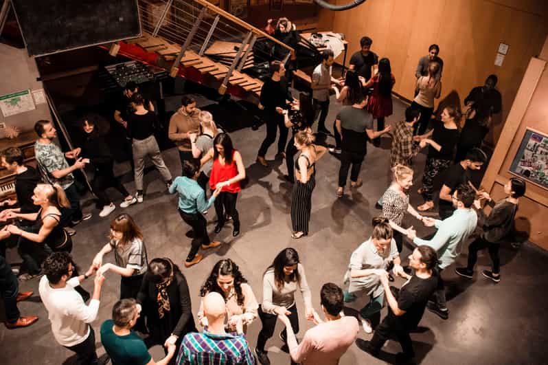 Zero to salsa for beginners - A First Salsa Lesson Near the Angel of Independence